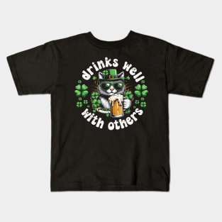 Drinks Well with others funny cat drinking beer St Patrick's day Kids T-Shirt